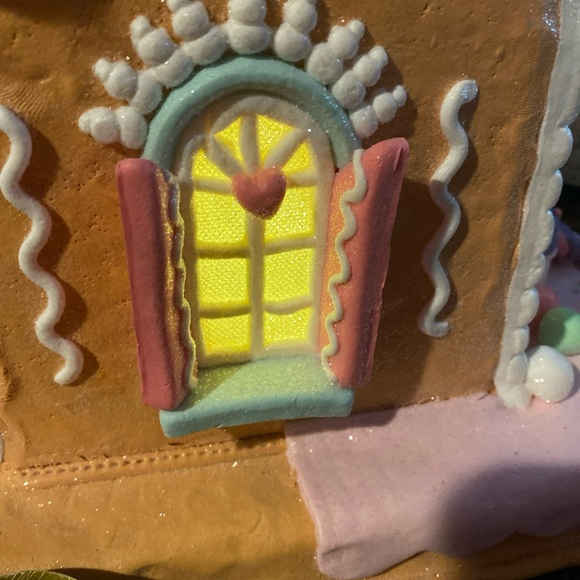 Viral 2025 pink pastels gingerbread house light up decor piece - Picture 11 of 12